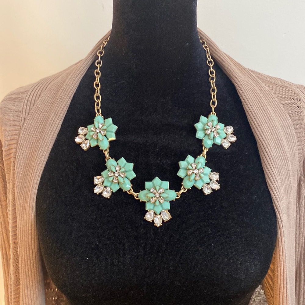 Fun costume jewelry necklace! Looks great either dressed up or down.